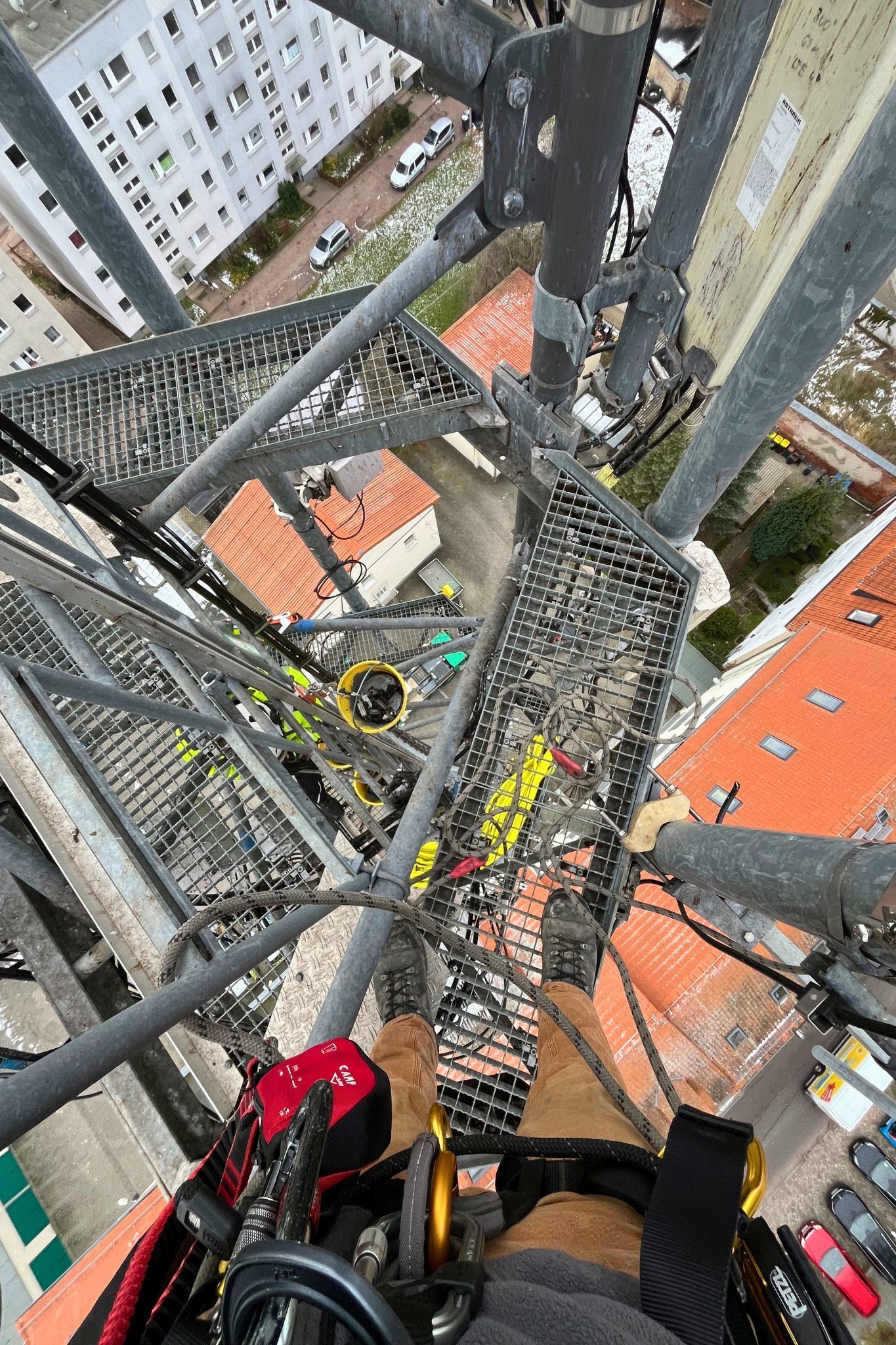 Industrieklettern an Gittermast mit Kran